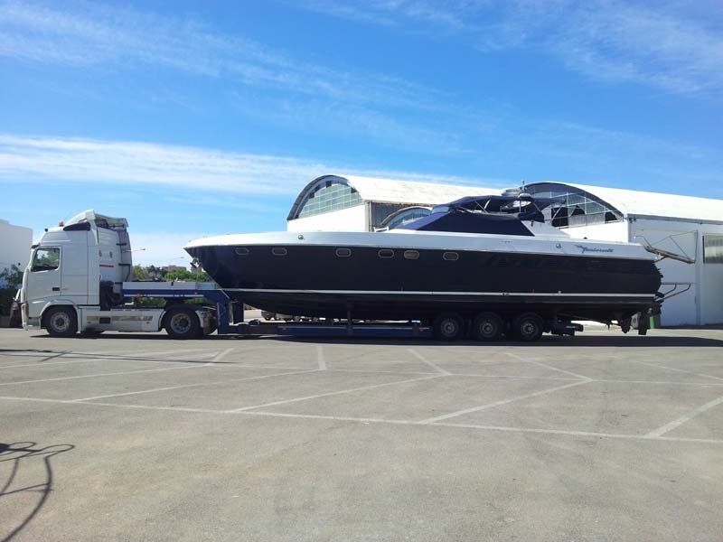 Nave lascia il centro nautico su un camion