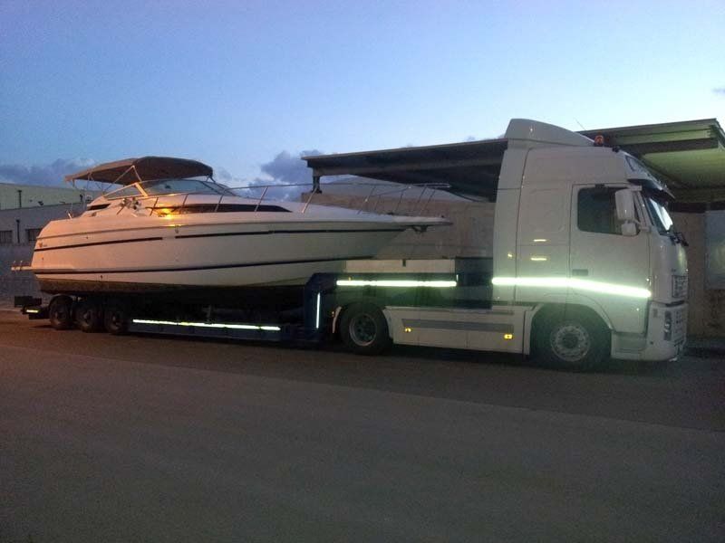 Trasporto di una nave eseguito con un camion