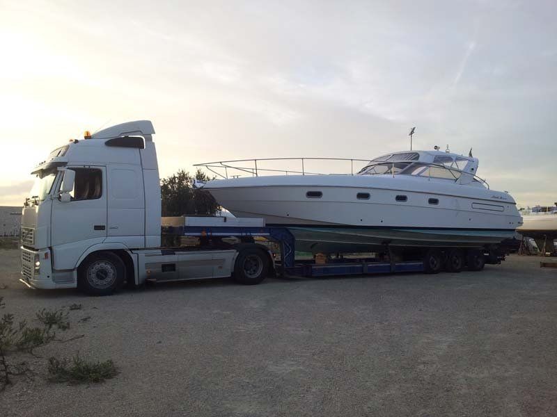 Camion con rimorchio ad assetto ribassato per il trasporto di navi