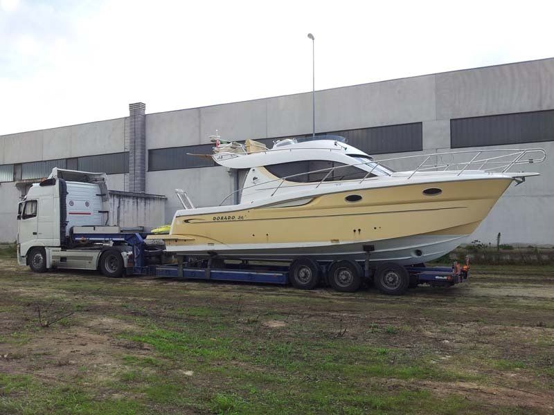 Camion in attesa di iniziare il trasporto di una nave