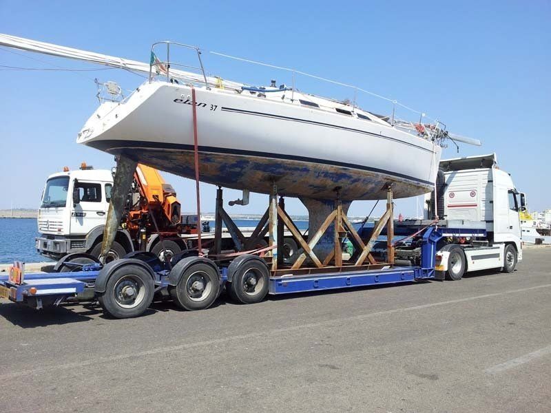 Barca a vela collocata su un camion