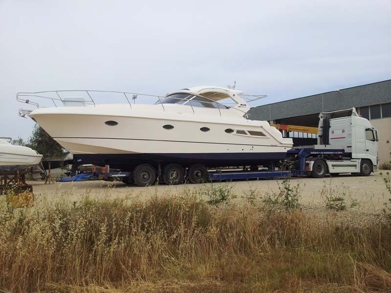 Camion trasporta uno Yacht alla destinazione finale