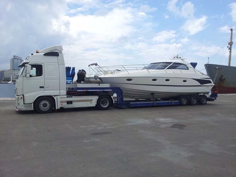 Camion adibito al trasporto di grandi navi