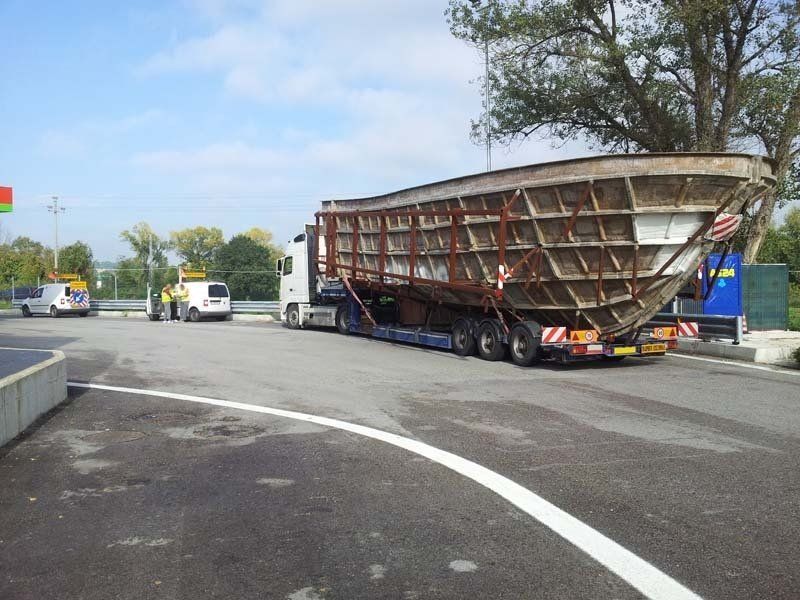 Scafo di una nave trasportato verso il sito di assemblaggio
