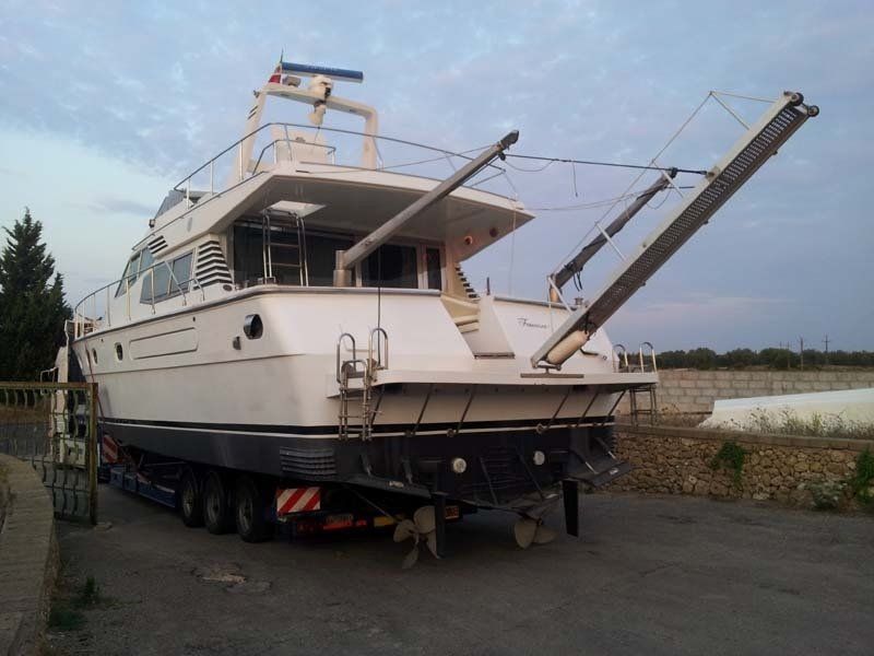 Nave con supporti per la trazione delle reti