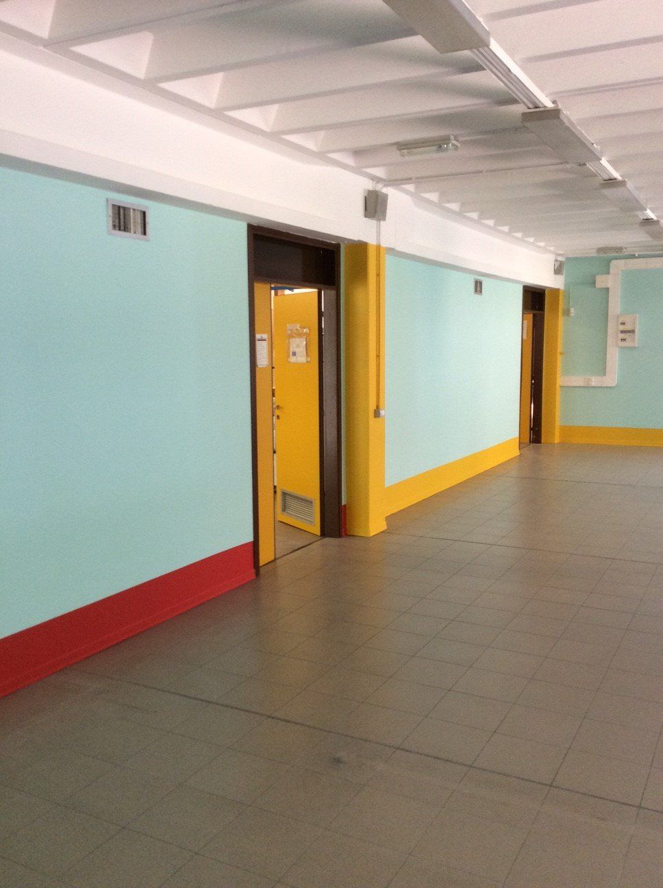 decorazione delle pareti interne di un ufficio