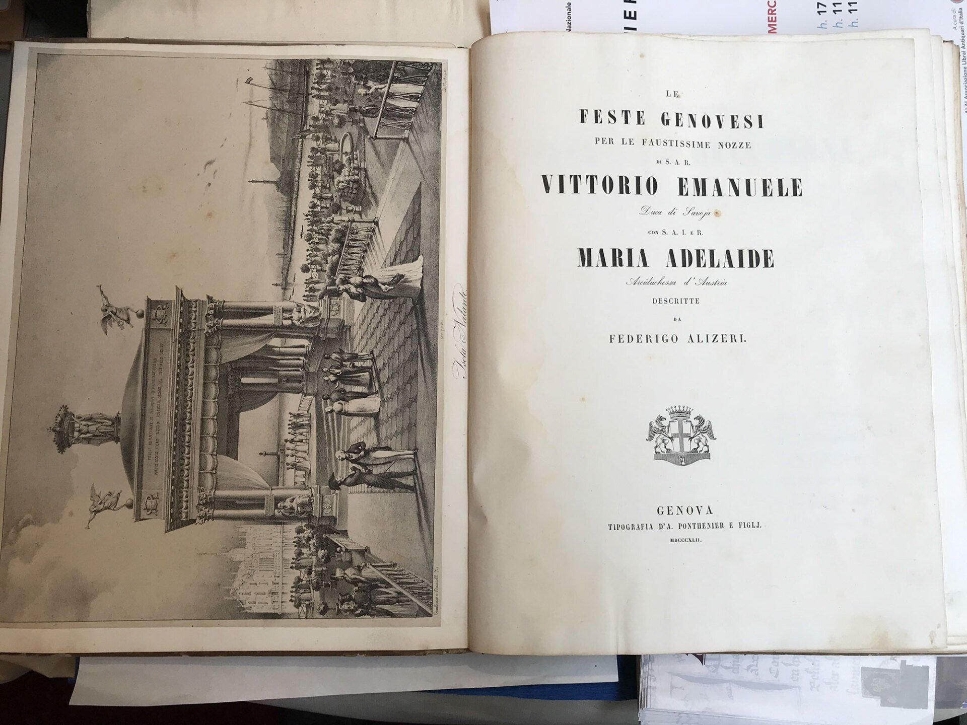 Libro antico con foto d'epoca