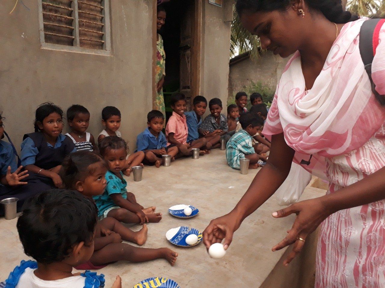 Eieren en melk voor de Yanadi kinderen in India.