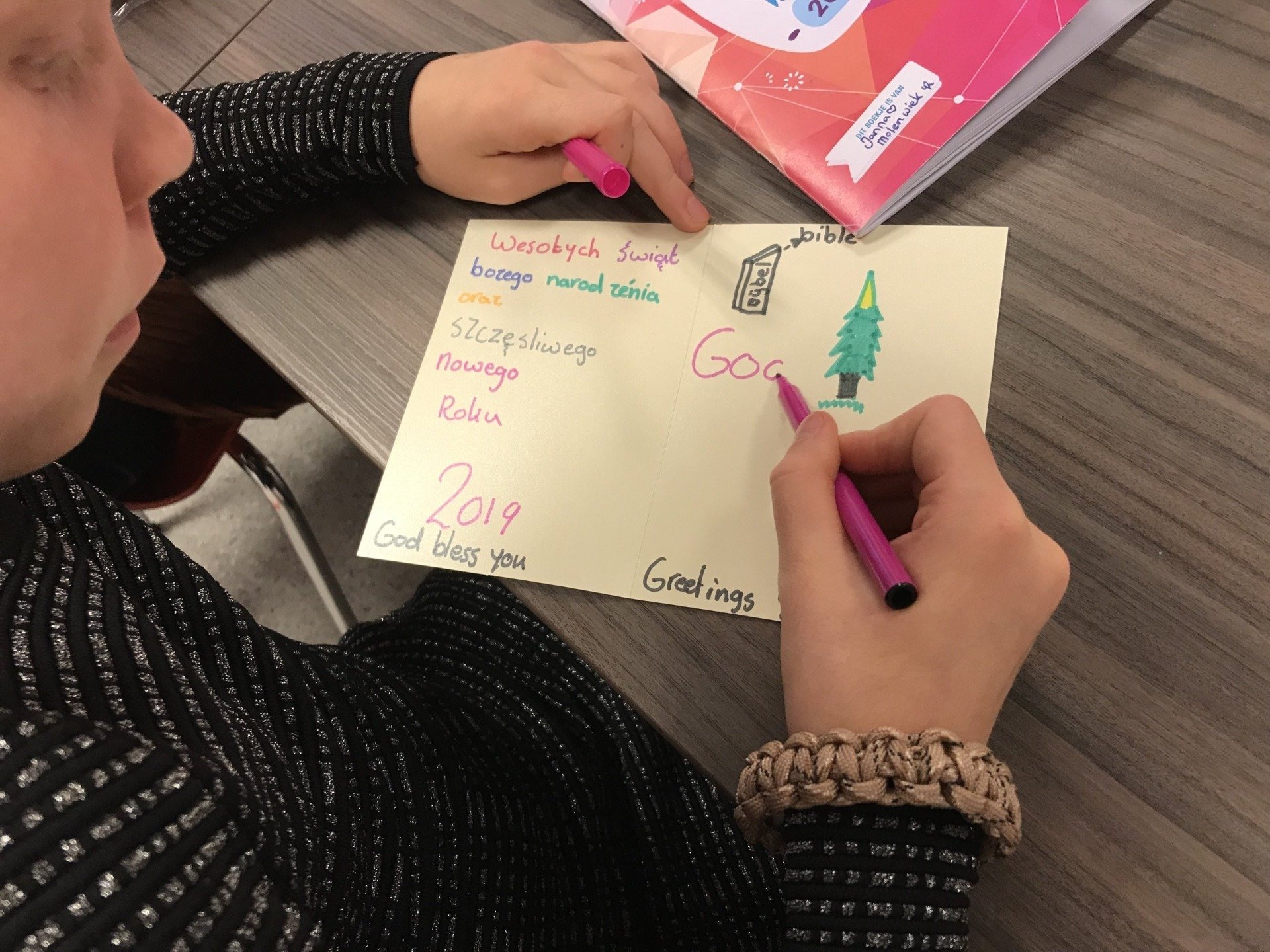 Kinderen Zondagsschool Urk schrijven kaarten voor Oekraïne