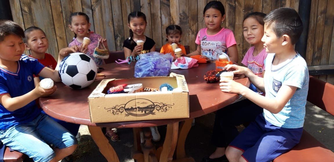 Speelgoed voor de kinderen in Kazachstan.