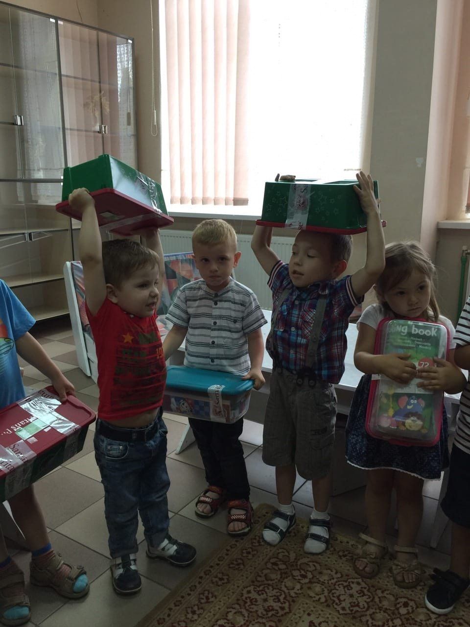 Schoenendoosactie. Gevulde schoenendoos voor arme kinderen.