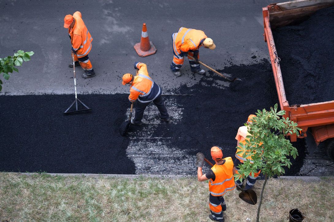 Operai lavorano al rifacimento del manto stradale