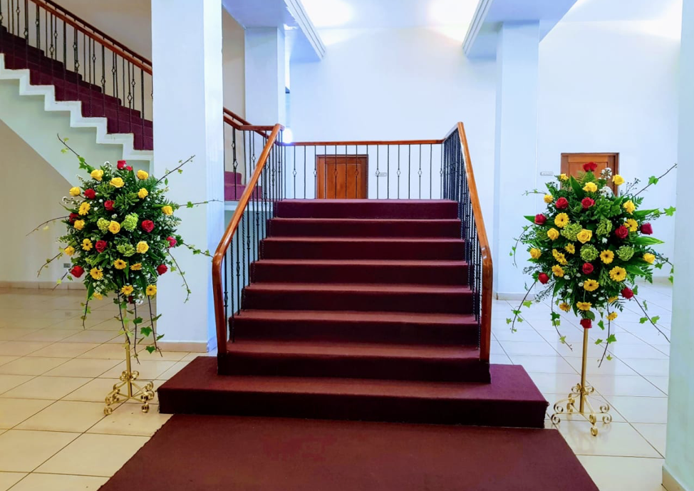 Un conjunto de escaleras con flores a los lados.