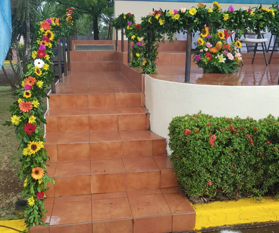 Un conjunto de escaleras decoradas con flores y vegetación.