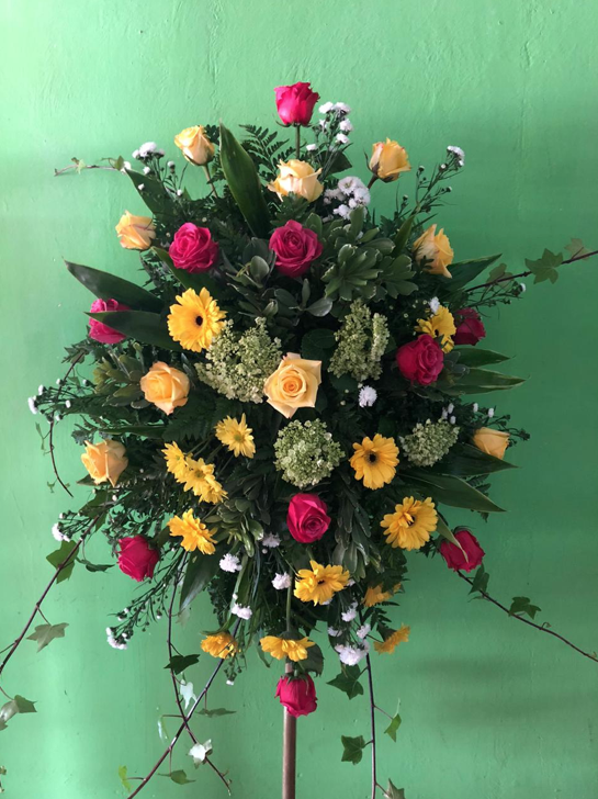 Un ramo de flores de colores sobre un fondo verde.