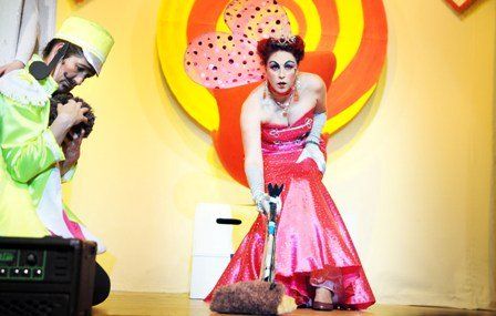 Red Queen,  Alice, Erika Harris
