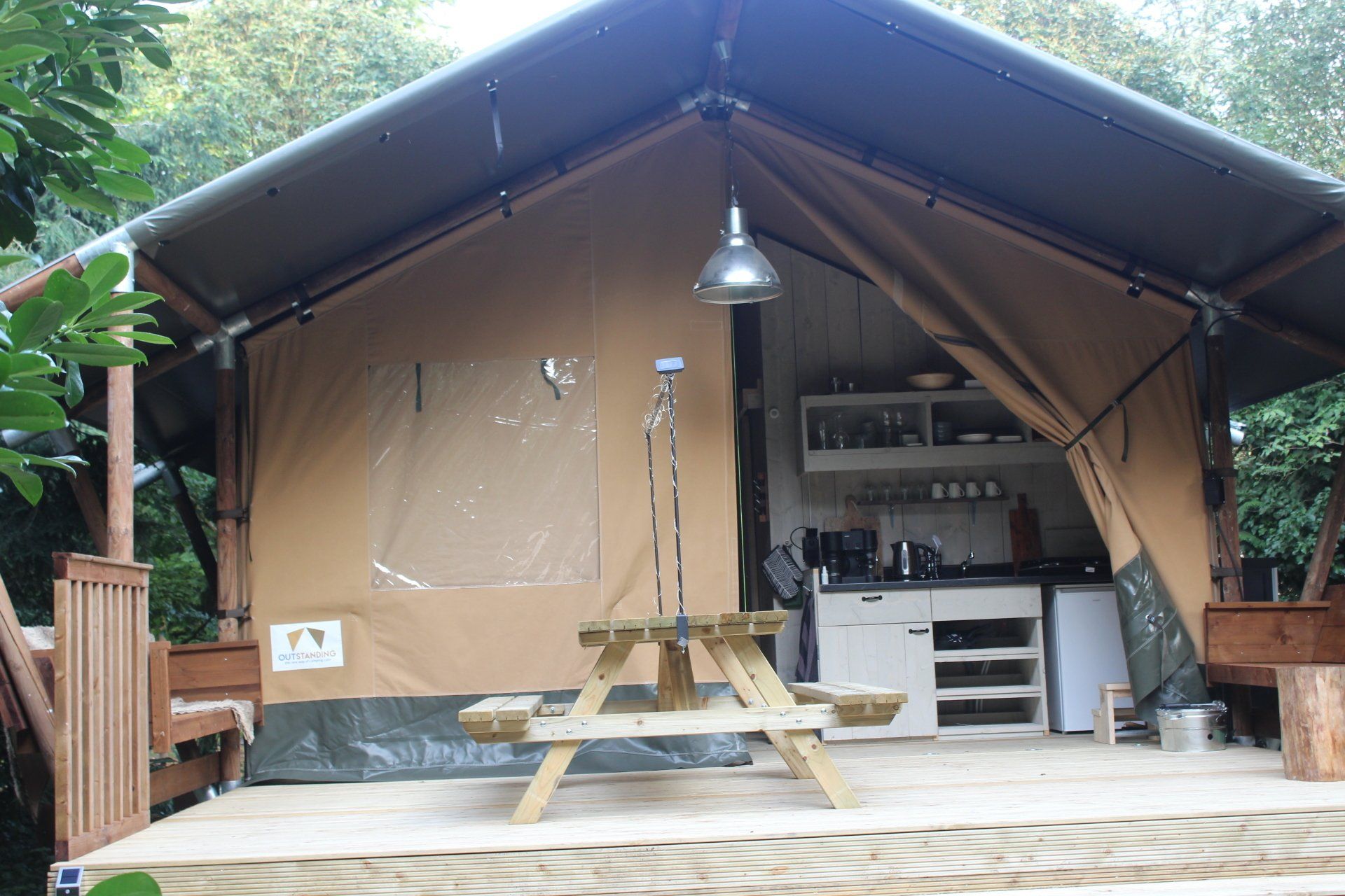 Een tent met een picknicktafel ervoor