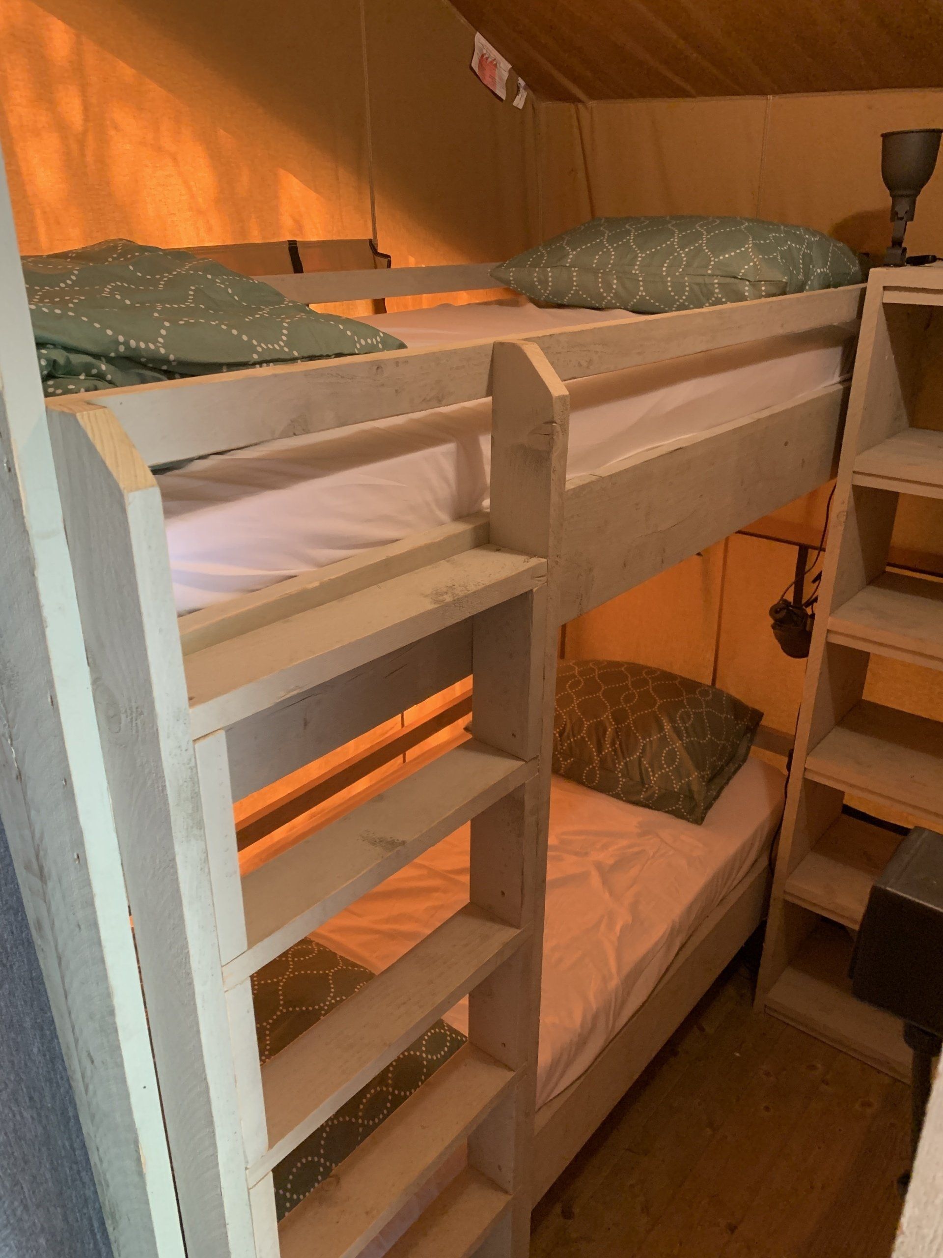 Een stapelbed met een trap ernaartoe in een kamer.
