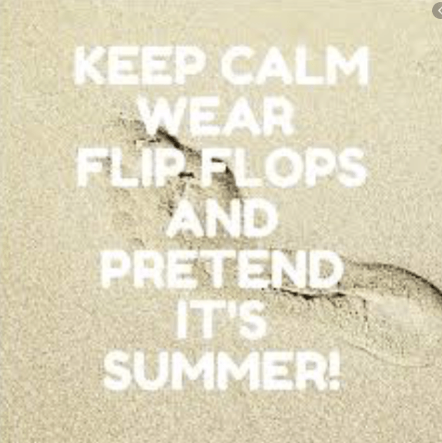 Een afbeelding van een voetafdruk in het zand met de tekst ``Keep calm, wear flip flops and pretend it's summer''.