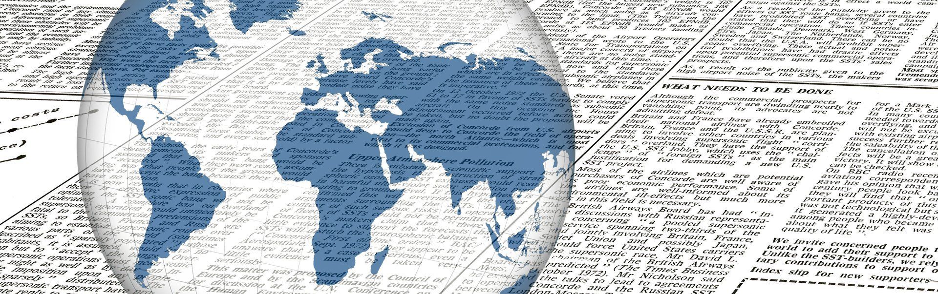 Ein blau-weißer Globus liegt auf einer Zeitung