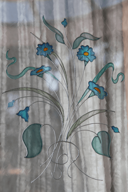 vetrata con decorazione floreale
