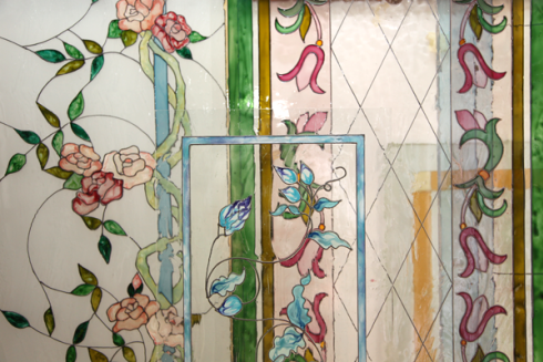 vetrata con decorazione a fiori sui bordi