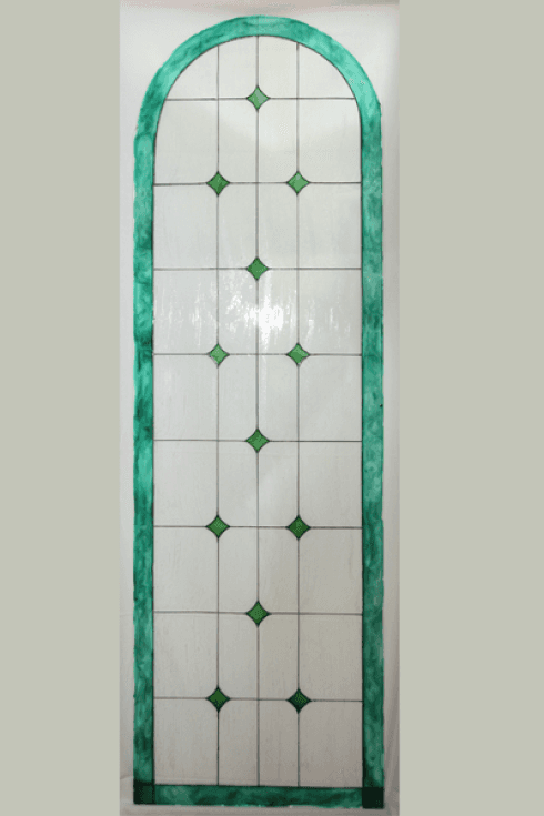 vetrata ad arco decorata