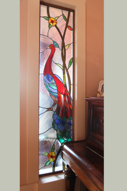 porta a vetri con decorazione pavone