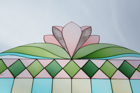 vetrata moderna con decorazione