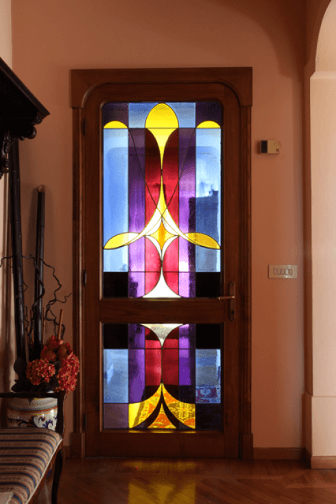 porta in vetro con ricca decorazione colorata