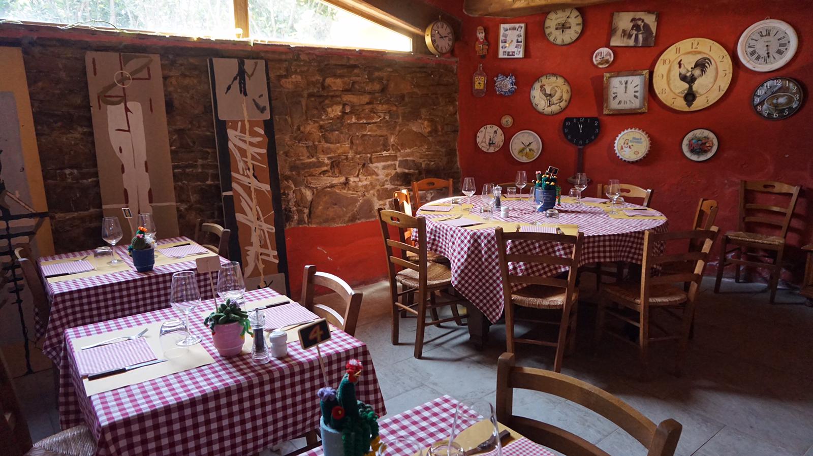Sala da pranzo di un'osteria toscana