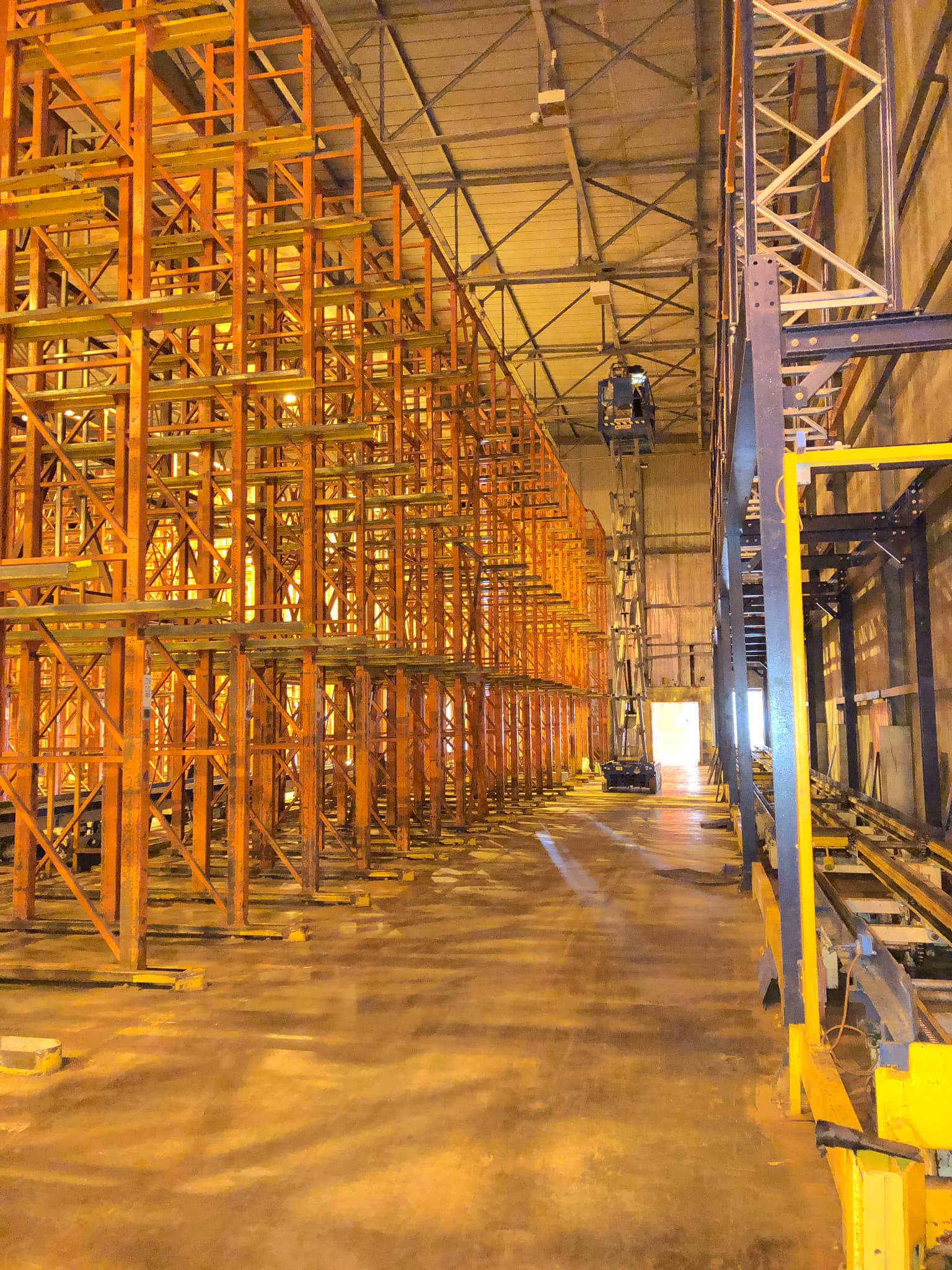 posa di sistema di illuminazione per stabilimento industriale