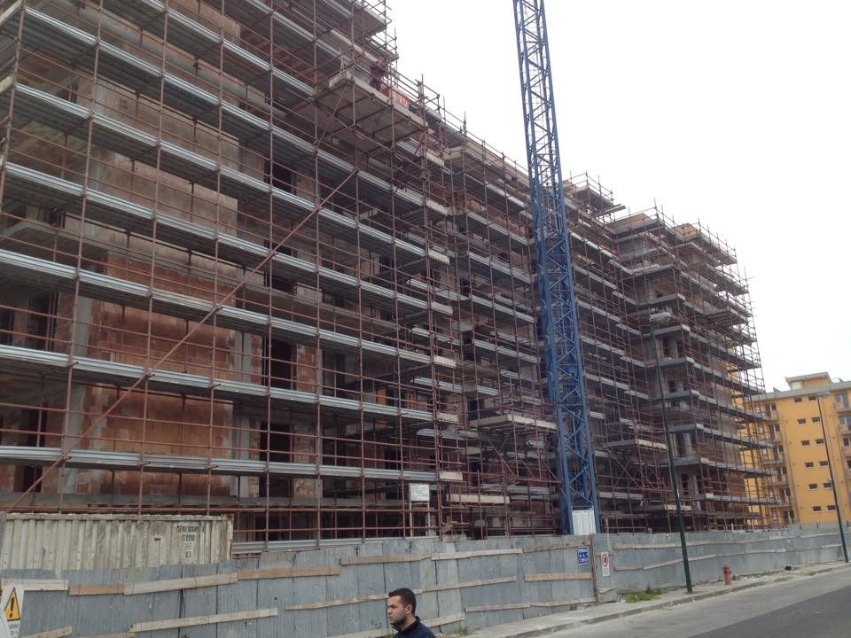 cantiere edile per la costrizione di un condominio