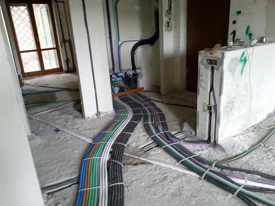 installazione di impianto elettrico in un cantiere industriale
