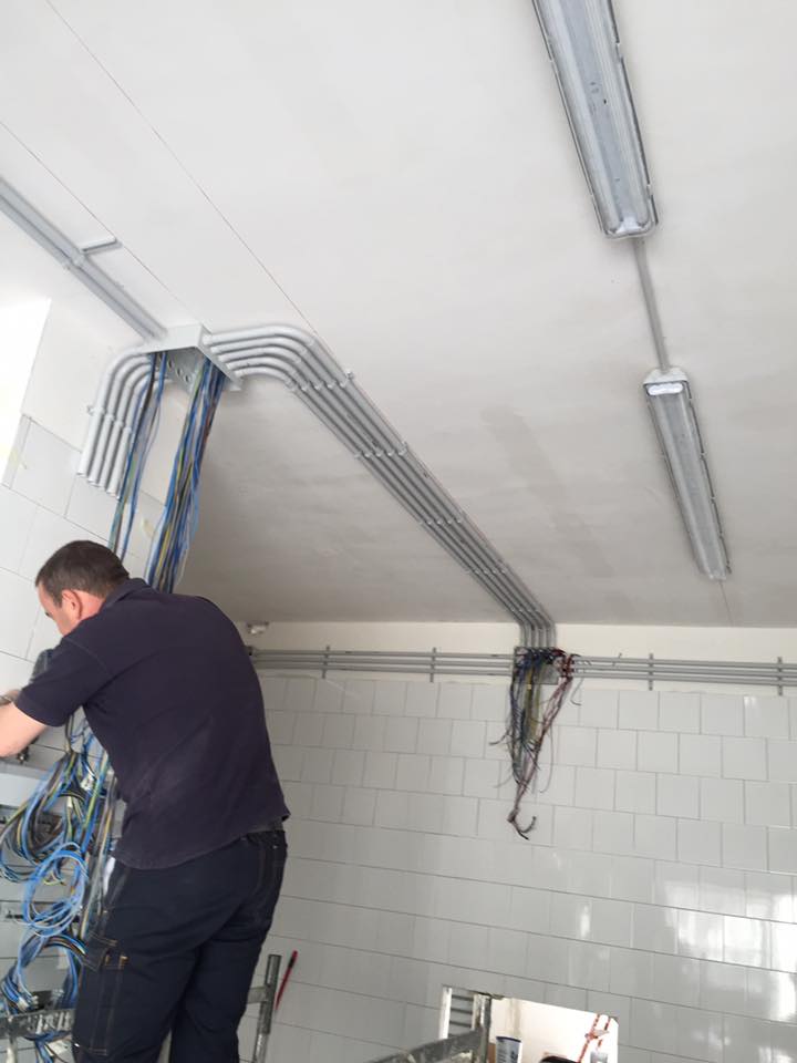 intervento in un cantiere edile per la posa di un impianto