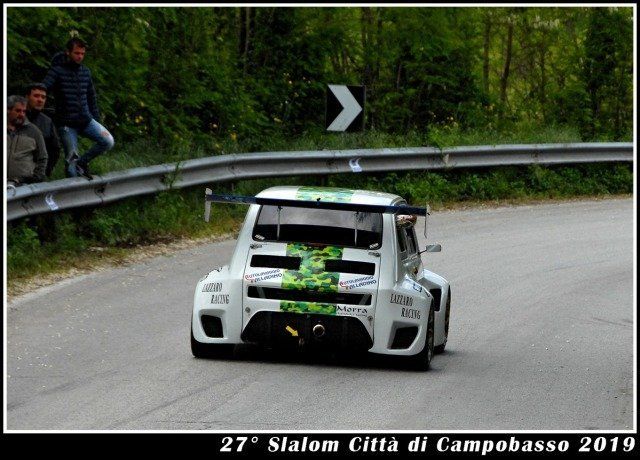 Macchina slalom su strada
