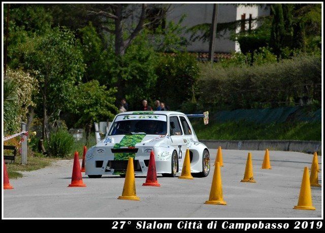 Esercitazione slalom auto