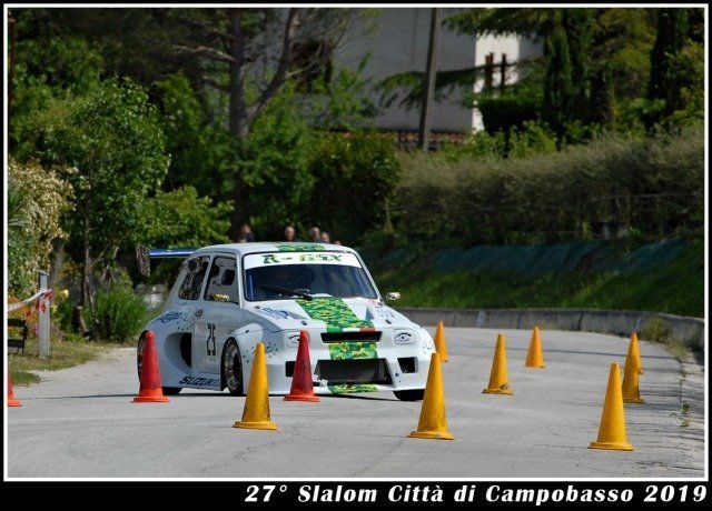 Vettura slalom auto