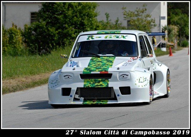 Vettura allo slalom