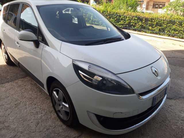 Renault Scenic a noleggio