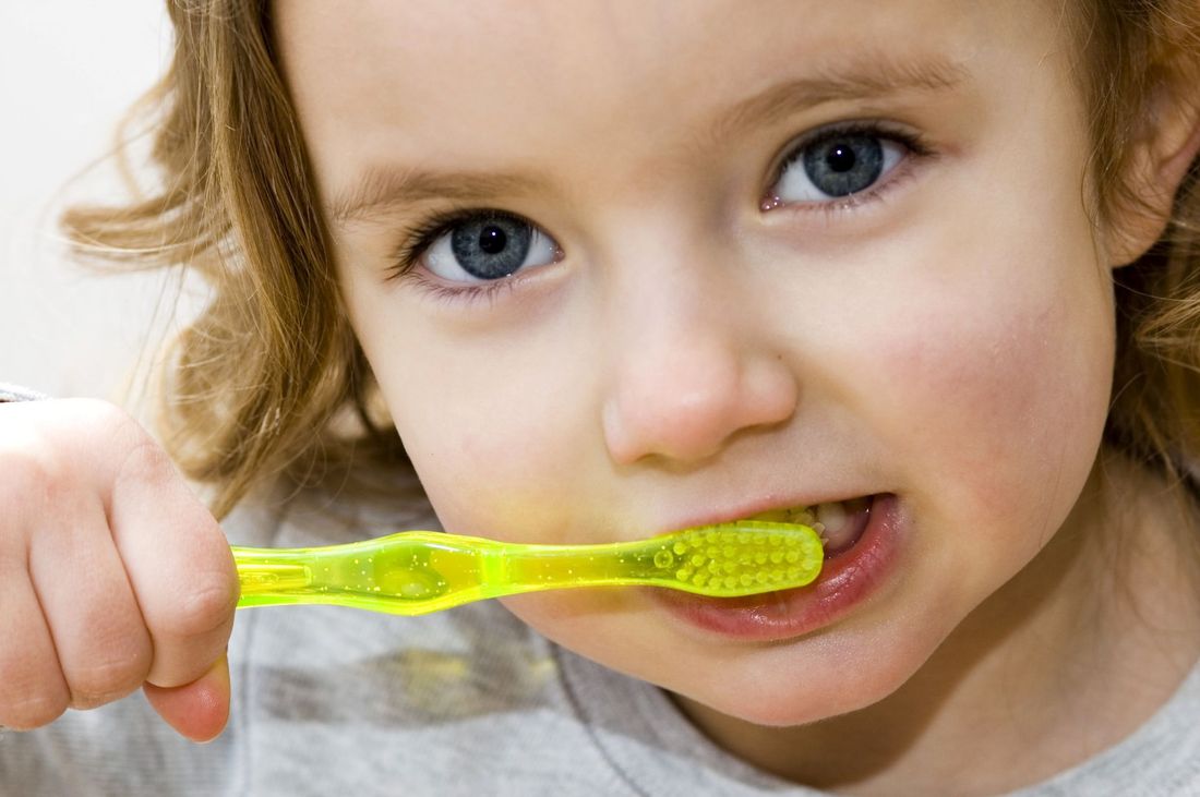 igiene dentale bambina