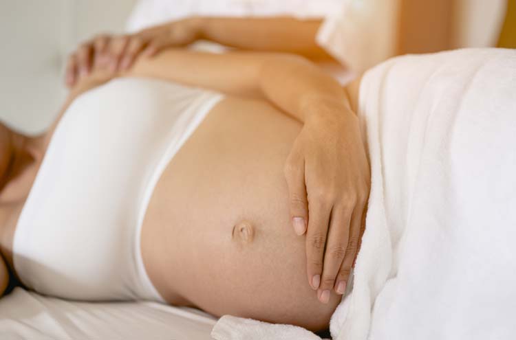Pregnant-women-are-enjoying-a-relaxing-massage-in-bed