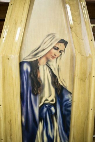 immagine sacra su cofano funebre