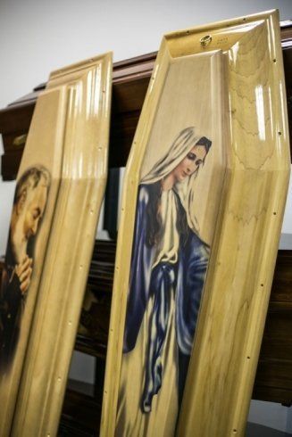 cofano funebre decorato con immagini sacre