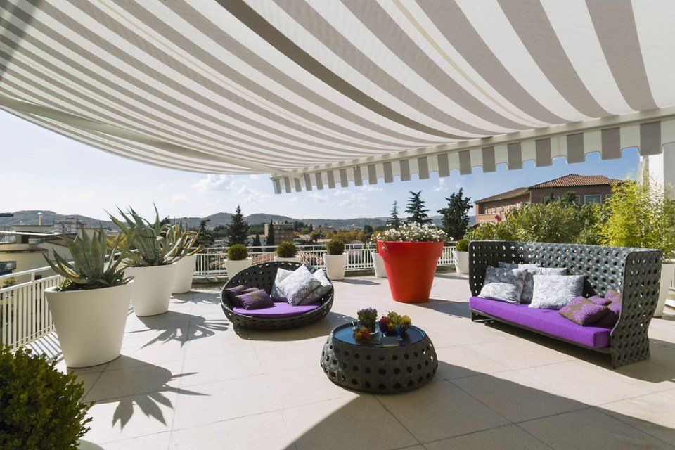 Terrazza con tenda da sole