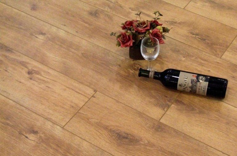 Grande stanza con parquet laminato