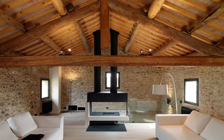 casa di montagna con tetto in legno