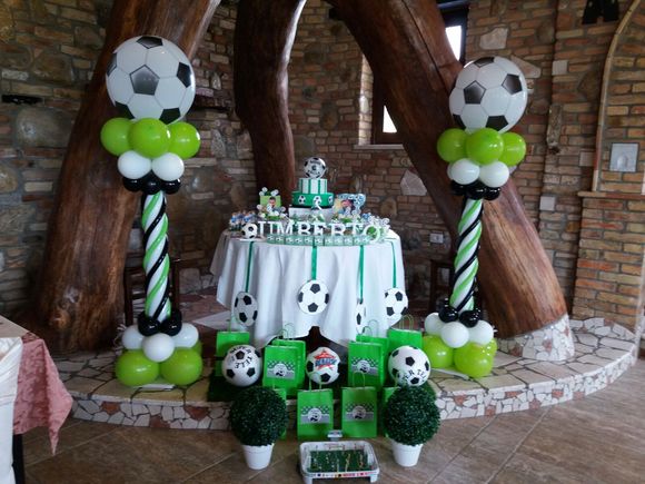 banchetto con decorazioni calcistiche