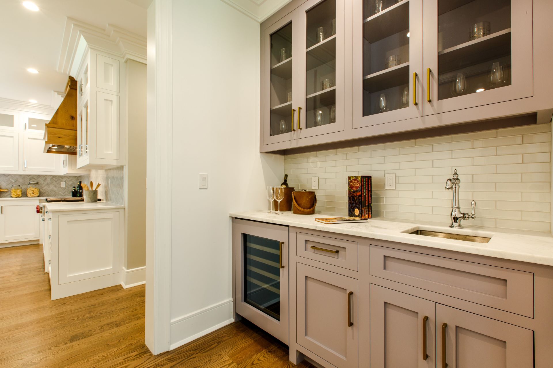 Kitchen Cabinets & Backsplash