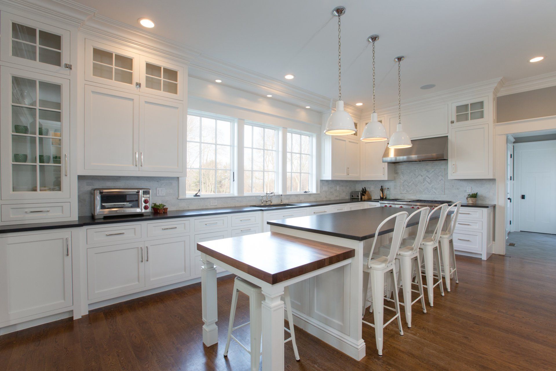 White Kitchen Cabinets & Kitchen Island
